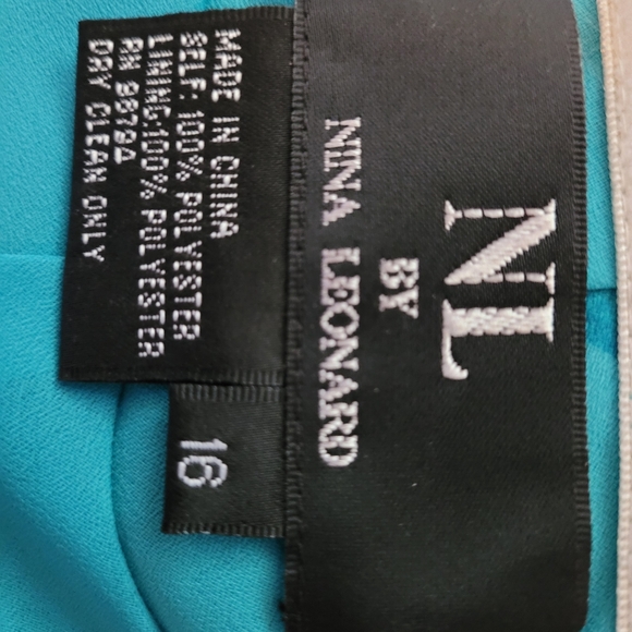 Halter gown with matching shawl - Picture 7 of 7